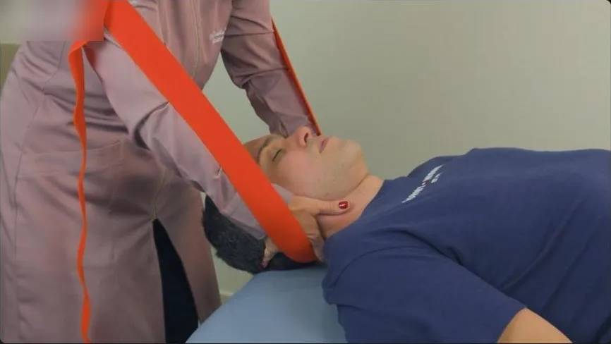 Cena da aula de tração da cervical alta com cinto